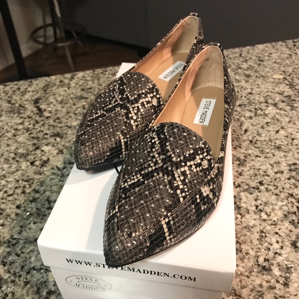 ❌SOLD❌ Steve Madden Grey Snake Loafer Flats 🐍